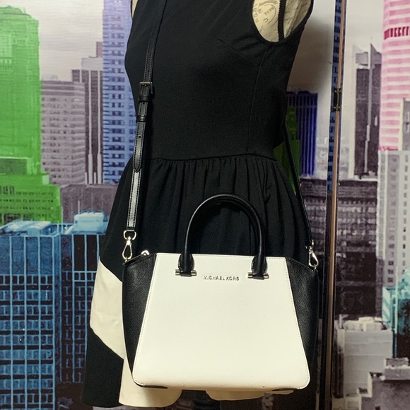 Michael Kors Medium Leather Satchel. - Picture 4 of 5